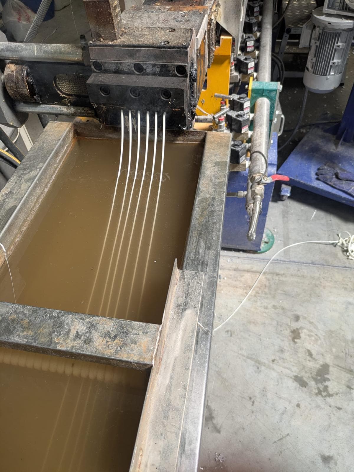 Fils de matière blanche en cours d’extrusion